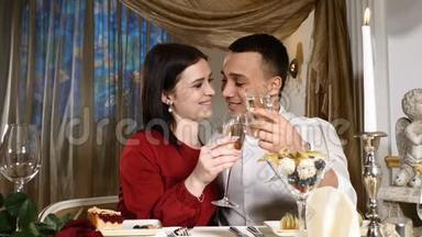 年轻夫妇在<strong>餐馆</strong>里品尝香槟。 约会。 年轻人和女人在<strong>餐馆</strong>里喝浪漫晚餐